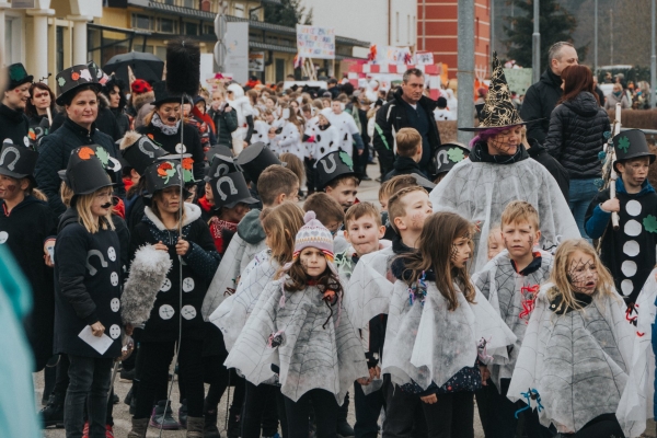 LENARŠKI FAŠANK -  več kot 1400 maškar v pustni povorki