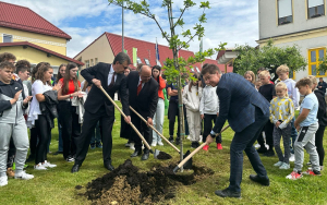 Začetek gradnje prizidka k O&Scaron; Lenart obeležili s simbolično zasaditvijo hrasta