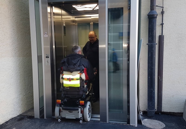 V OBČINSKI STAVBI ZGRAJENO DVIGALO