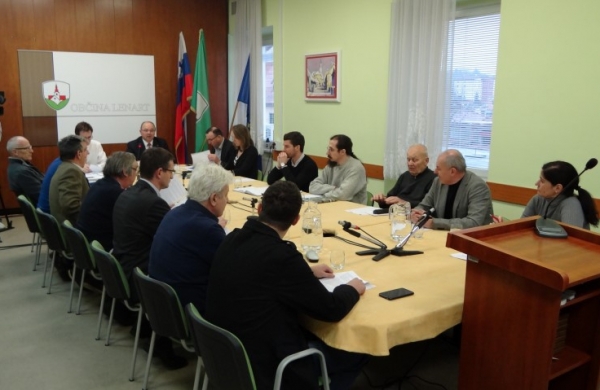 Svetniki nasprotujejo izpostavi Centra za tujce
