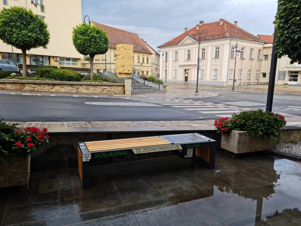 Pametne naprave lahko polniš pred lenarško občinsko stavbo!